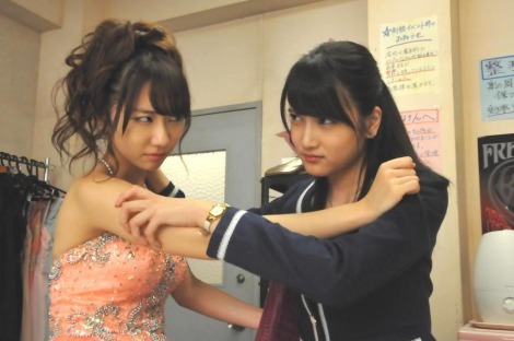Yukirin AKB48 dan Iriyama Anna AKB48 di Dorama Kurofuku no Monogatari